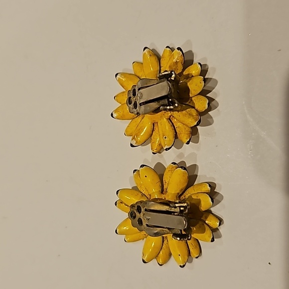 Vintage 2 Pair of Daisy Clip-on Earrings - Picture 4 of 7
